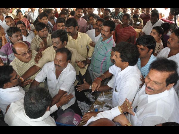 బాహాబాహీకి దిగారు..