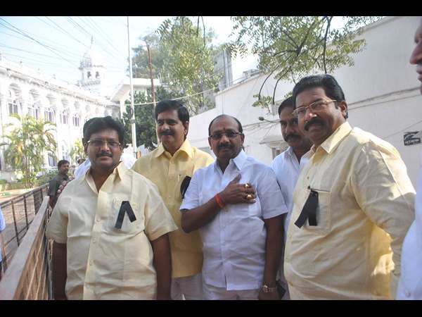 నల్లబ్యాడ్జీలు ధరించి..