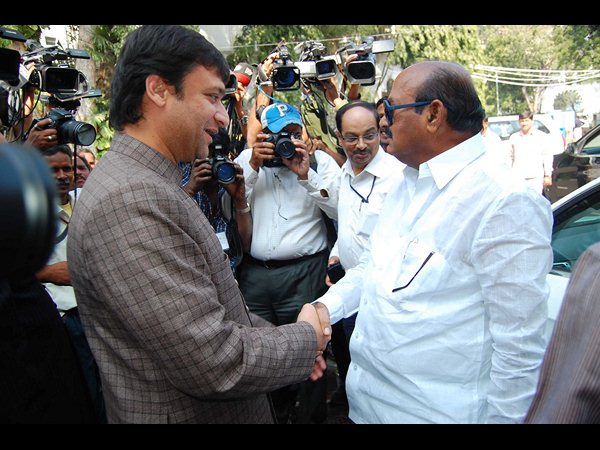 అక్బరుద్దీన్‌తో జెసి...