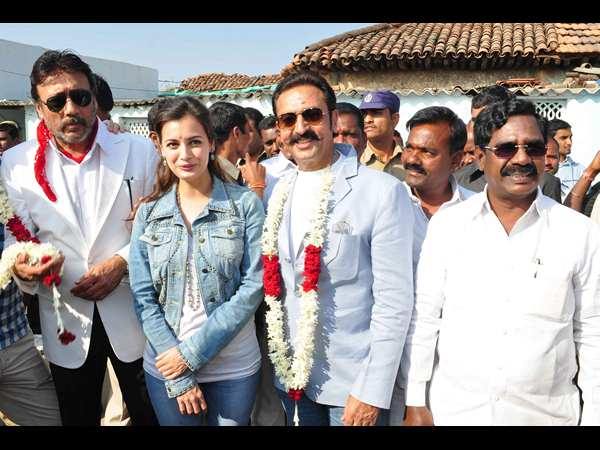 పూల బొకేలు సమర్పణ