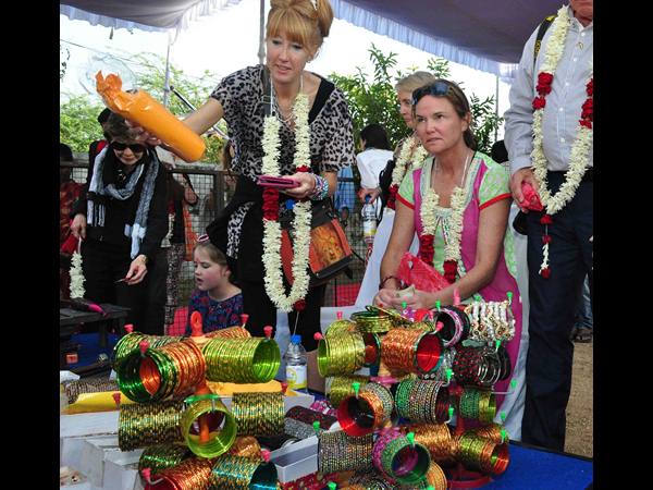 గాజులపై మోజు..