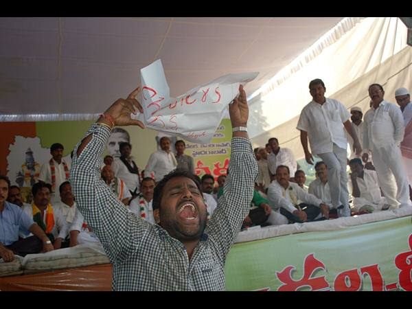 జై తెలంగాణ నినాదాలు..