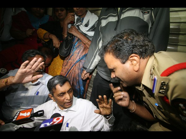 పోలీసుతో జెపి