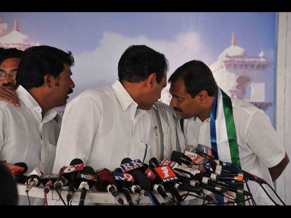 వైయస్సార్ కాంగ్రెస్ నేతల ముచ్చట్లు