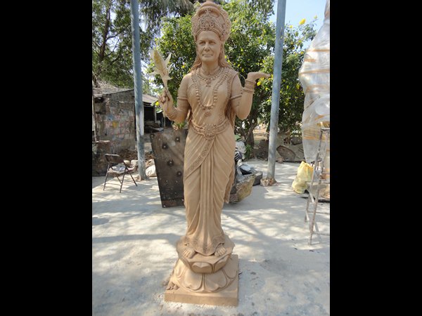 సోనియా విగ్రహం మట్టి నమూనా సోనియా విగ్రహం మట్టి నమూనా