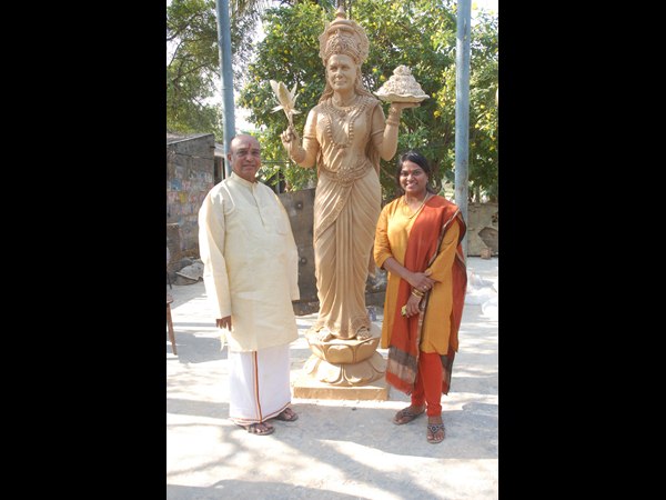 శంకరరావు తన కూతురుతో.. శంకరరావు తన కూతురుతో..