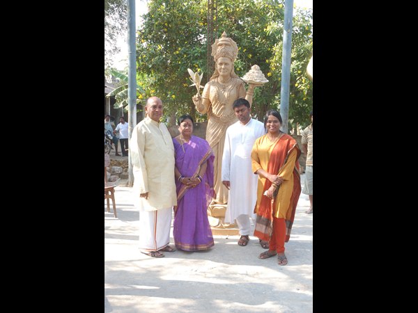 కుటుంబ సభ్యులతో శంకరరావు.. కుటుంబ సభ్యులతో శంకరరావు..