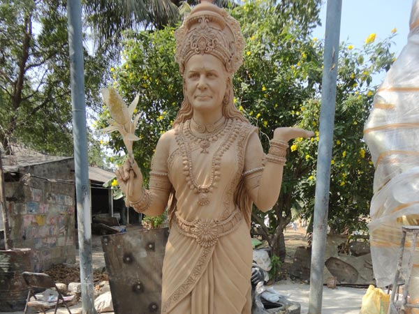 శ్రీ సాయిబాబా మెగా శిల్పశాలలో.. శ్రీ సాయిబాబా మెగా శిల్పశాలలో..