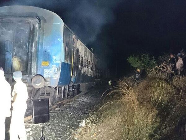 ప్రమాదంతో నిలిపేసిన రైలు