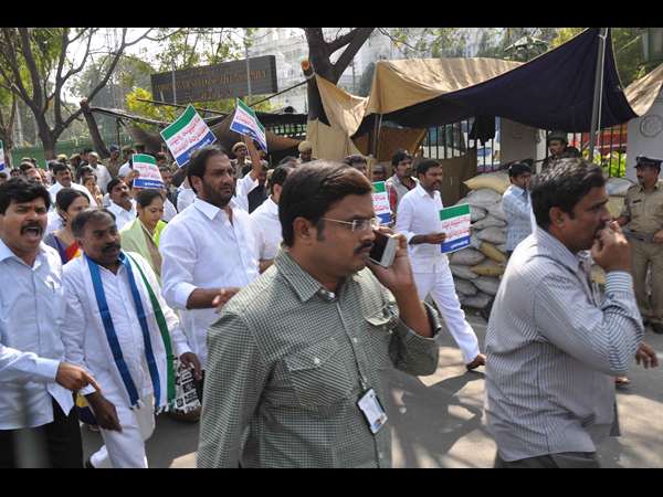 అసెంబ్లీ వద్ద ధర్నా 