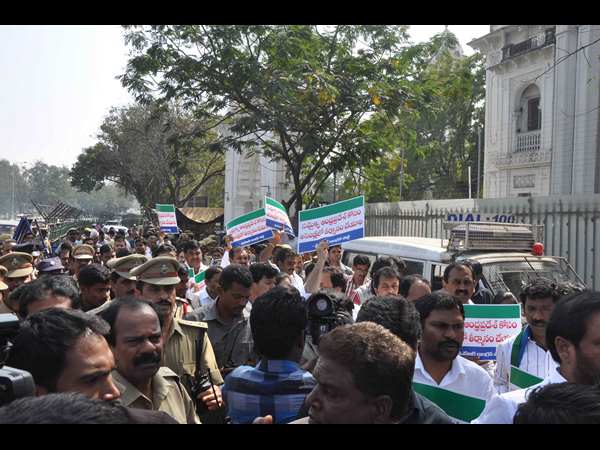 అసెంబ్లీ వద్ద ధర్నా 