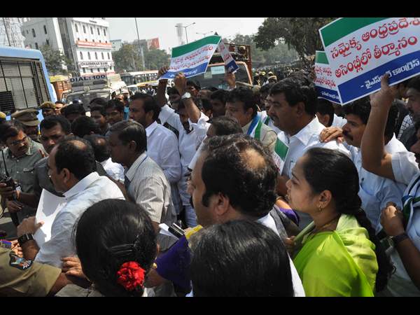 అసెంబ్లీ వద్ద ధర్నా 