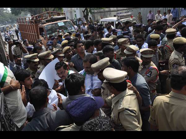 అసెంబ్లీ వద్ద ధర్నా 