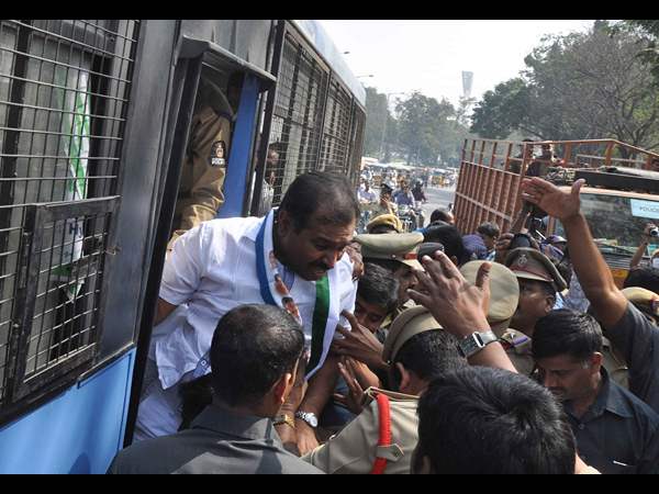 అసెంబ్లీ వద్ద ధర్నా 