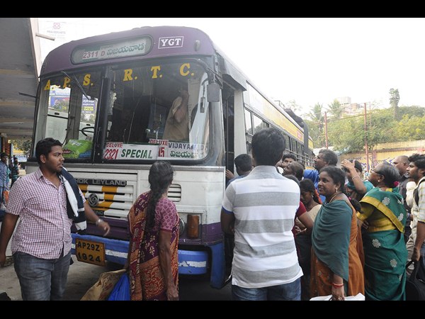 బస్సులోకి వెళ్తే చాలు..