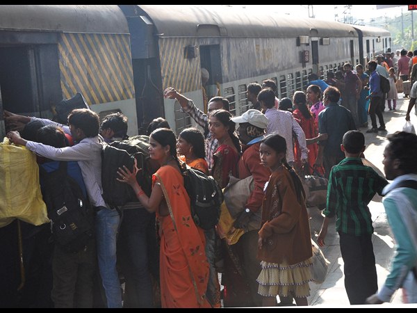 ప్రత్యేక రైళ్లు వేసినా..