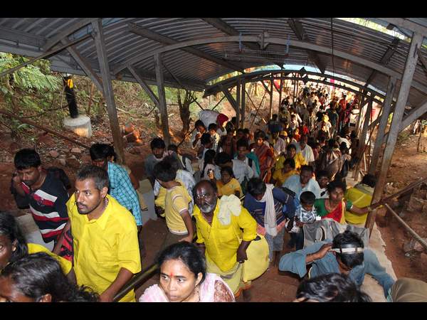 క్యూలైన్‌లో భక్తులు