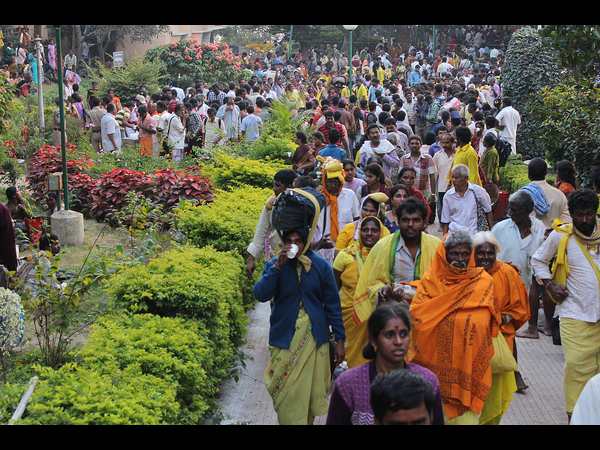 కాలినడక భక్తులు