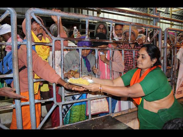 భక్తులకు ఆహారం