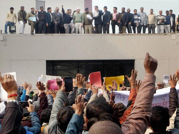 Kejriwal leaves janata darbar for 'fear of stampede', admits better arrangement needed