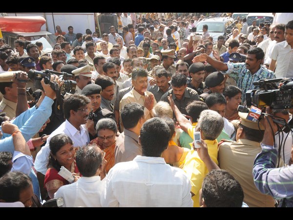 బాల్య స్నేహితులతో చంద్రబాబు