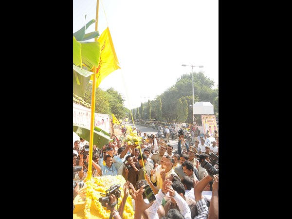 పార్టీ జెండా ఎగురేశారు..