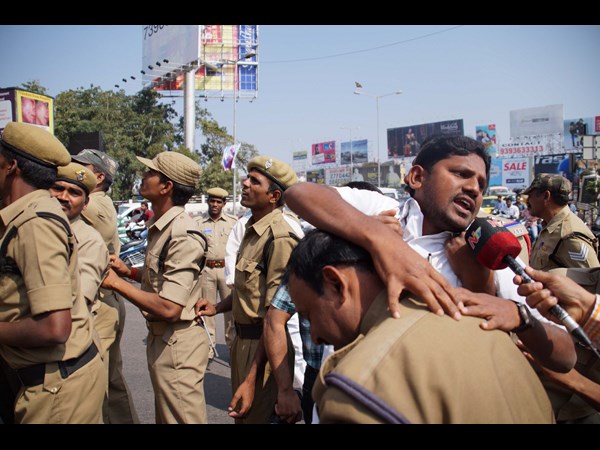 తోసుకెళ్తున్న పోలీసులు