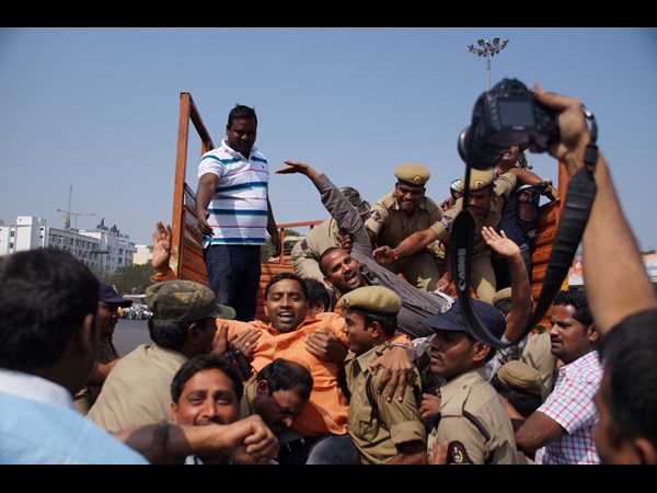 వ్యాన్‌లో ఎక్కిస్తున్న పోలీసులు..