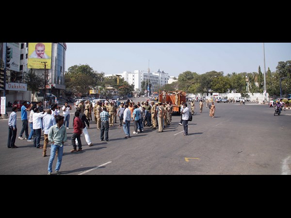 క్రికెట్ ఆడడానికి ప్రయత్నిస్తూ..
