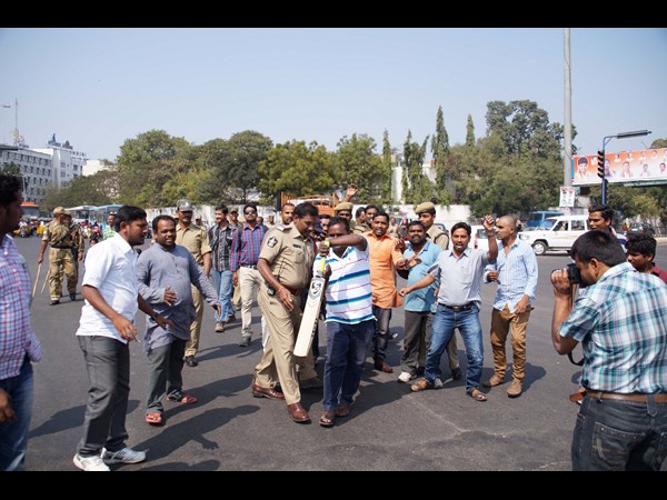 ఇలా బ్యాట్ పట్టారు..