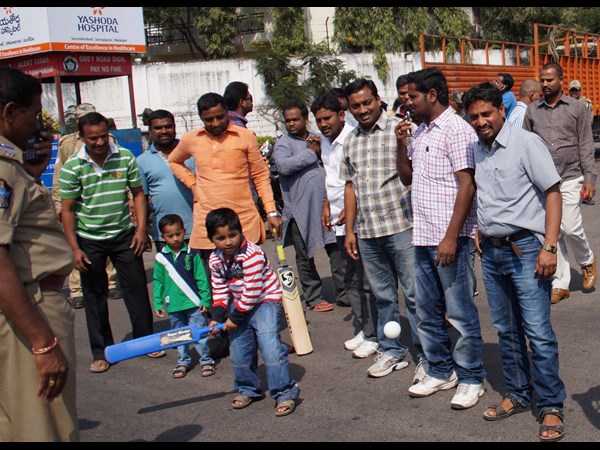 పిల్లలూ బ్యాట్ పట్టారు..