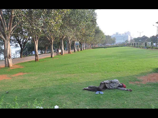 నగరం నిద్రపోయింది.. నగరం నిద్రపోయింది..