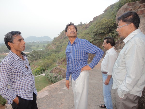 ఉండవల్లి గుహాలయం వద్ద.. ఉండవల్లి గుహాలయం వద్ద..