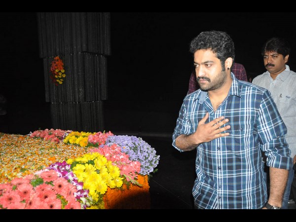 జూనియర్ ఎన్టీఆర్ నివాళులు 2