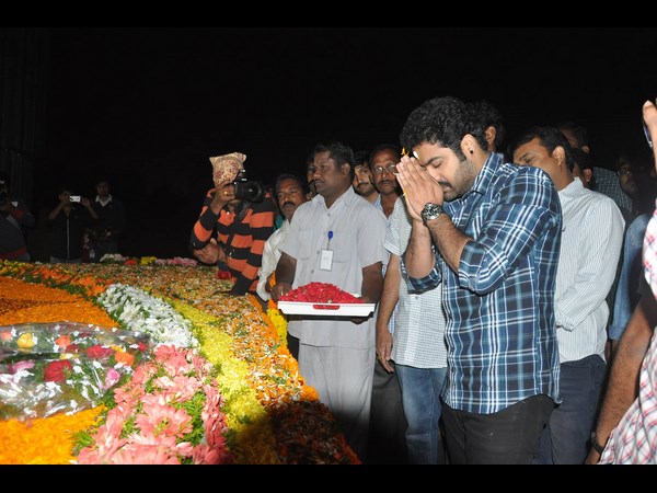 జూనియర్ ఎన్టీఆర్ నివాళులు 5