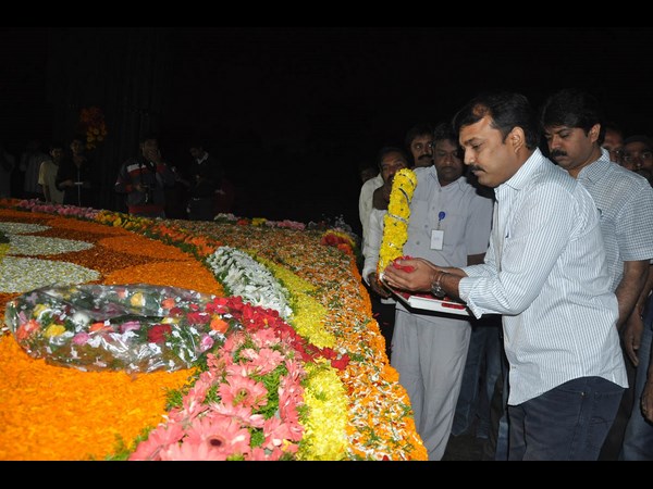 జూనియర్ ఎన్టీఆర్ నివాళులు 6