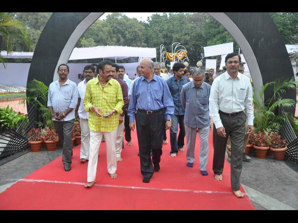 కుటుంబ సభ్యులతో కలిసి హరికృష్ణ