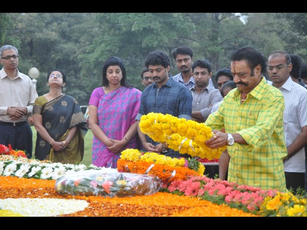 తండ్రికి నివాళులు