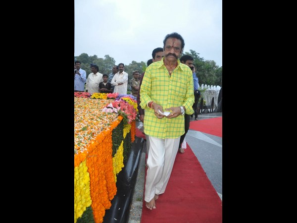 మా పార్టీలోనూ మూర్ఖులు..