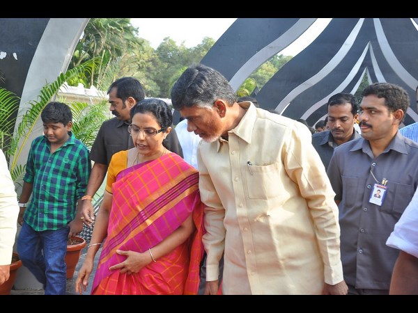 భార్యతో చంద్రబాబు..