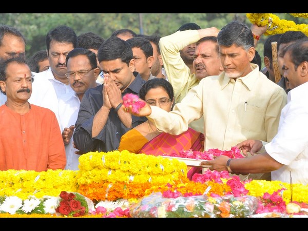 నారా లోకేష్ నివాళి..