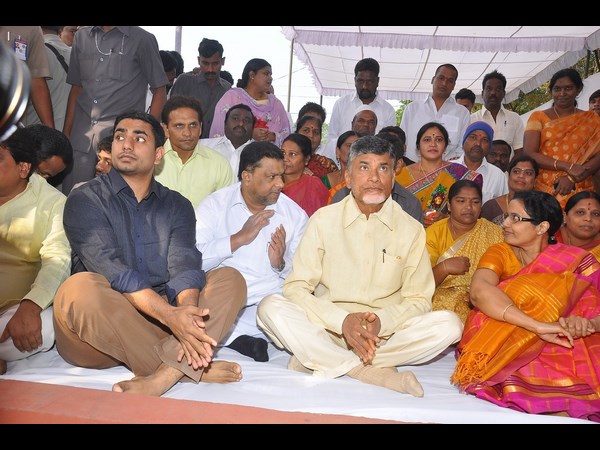 భార్యాకుమారులతో చంద్రబాబు..