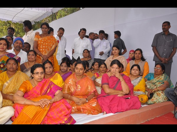 భువనేశ్వరితో పరిటాల సునీత..