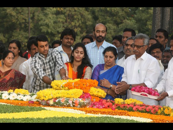 నివాళులు అర్పిస్తూ..