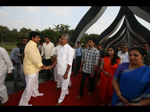 దేవినేనితో దగ్గుబాటి కరచాలనం