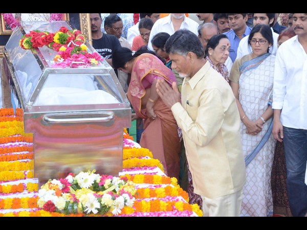 చంద్రబాబు నివాళి