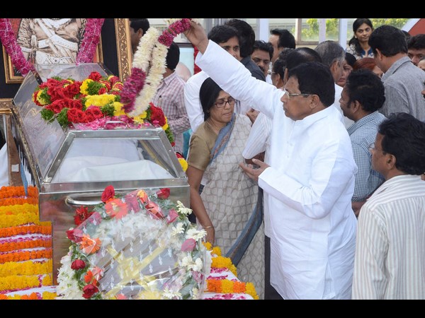 నివాళులర్పిస్తున్న జానారెడ్డి