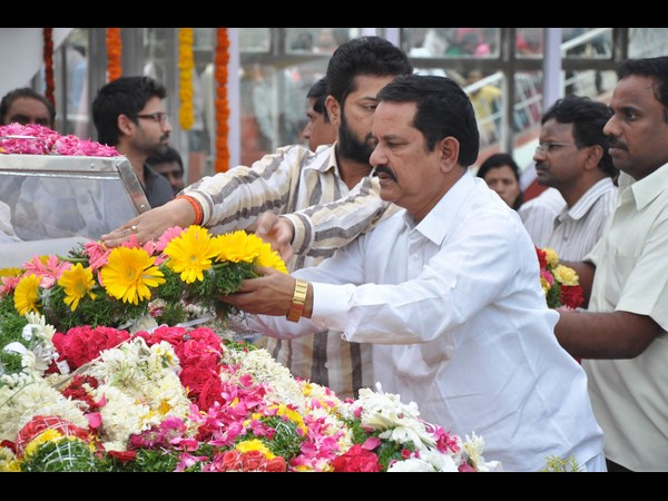 నివాళులర్పిస్తున్న మారెప్ప