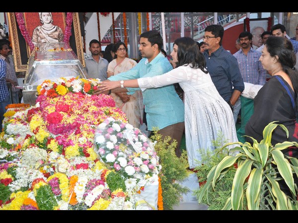 భార్య బ్రాహ్మణితో కలిసి వచ్చి లోకేష్..