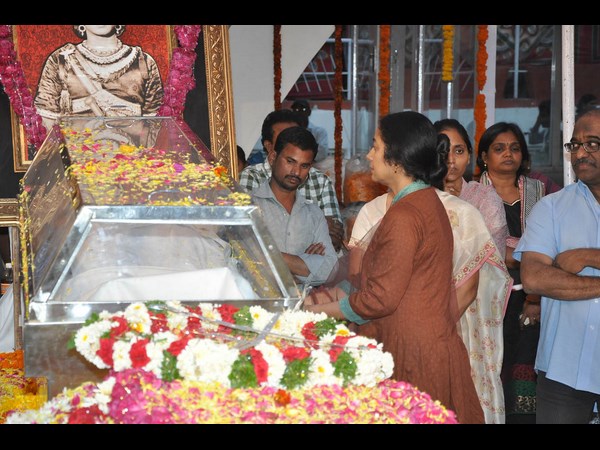 సుహాసిని నివాళి..